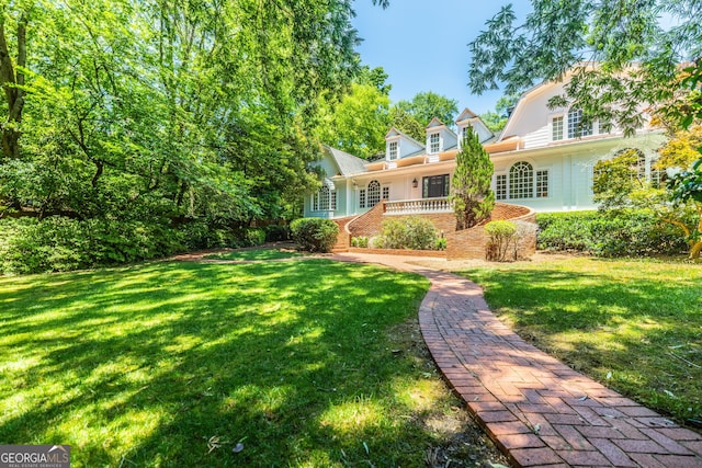 view of front of property featuring a front lawn