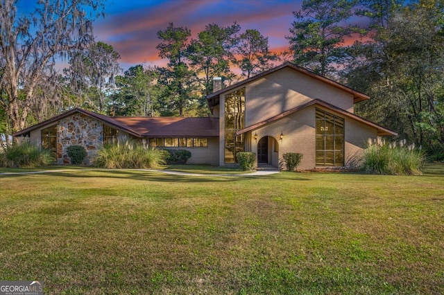 view of front of house featuring a yard