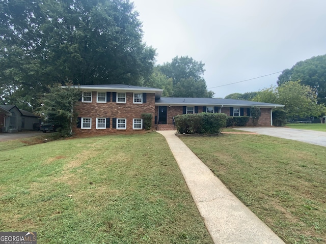 tri-level home featuring a front yard