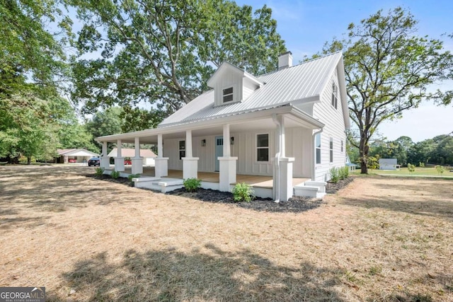 view of front facade with a porch and a front lawn