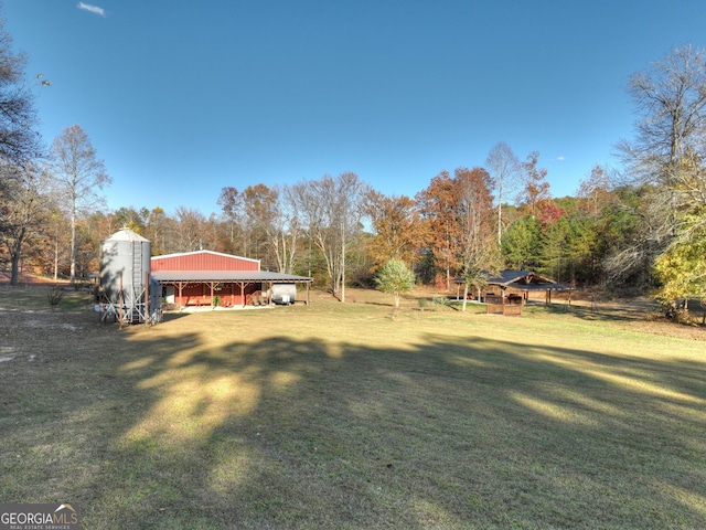 view of yard with an outdoor structure