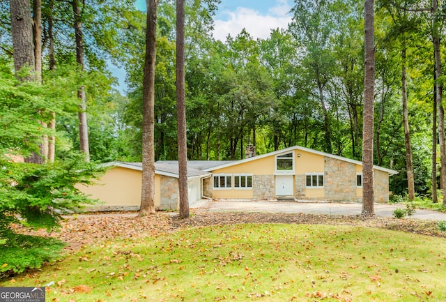 view of front of house featuring a front lawn