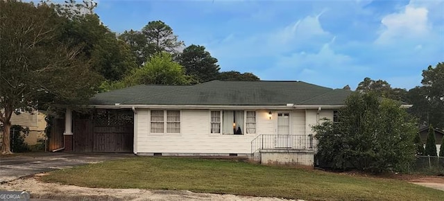 single story home with a front lawn