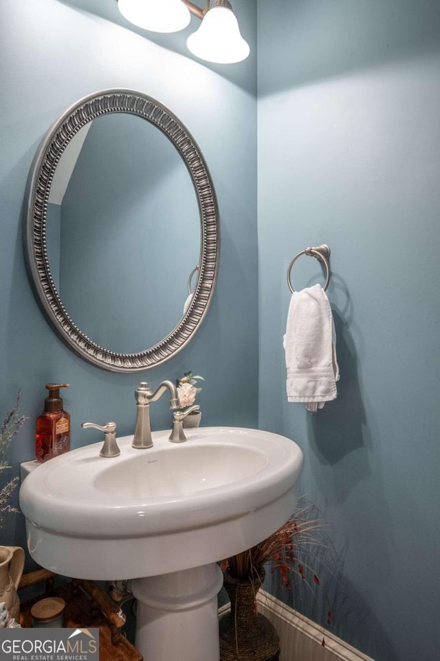 bathroom featuring sink