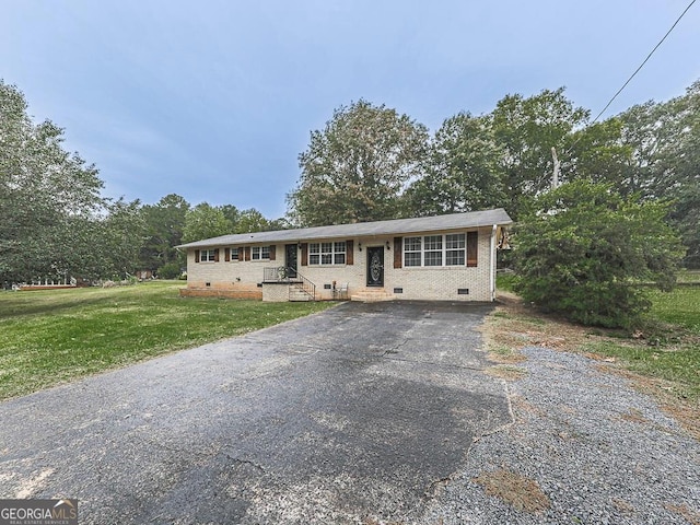 view of front of property featuring a front yard