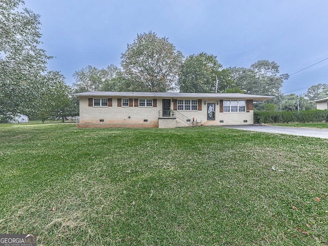 ranch-style house featuring a front yard