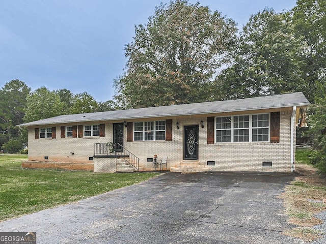 view of front of house featuring a front yard