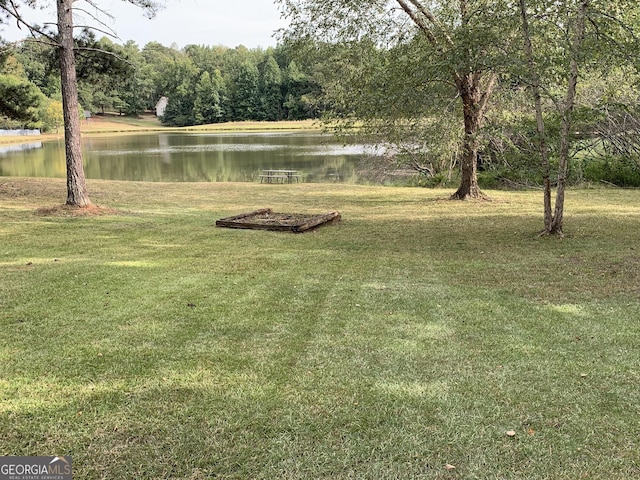 view of yard featuring a water view