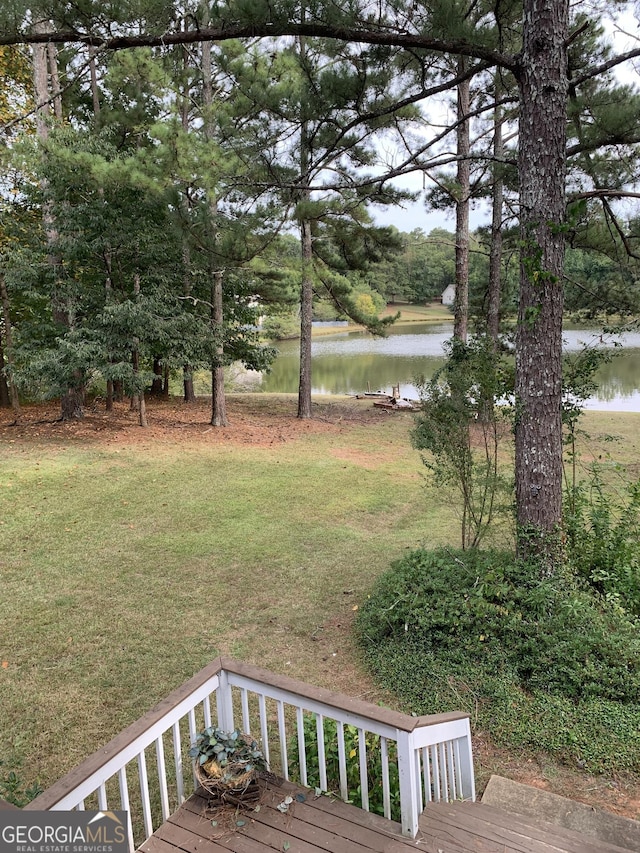 view of yard featuring a water view