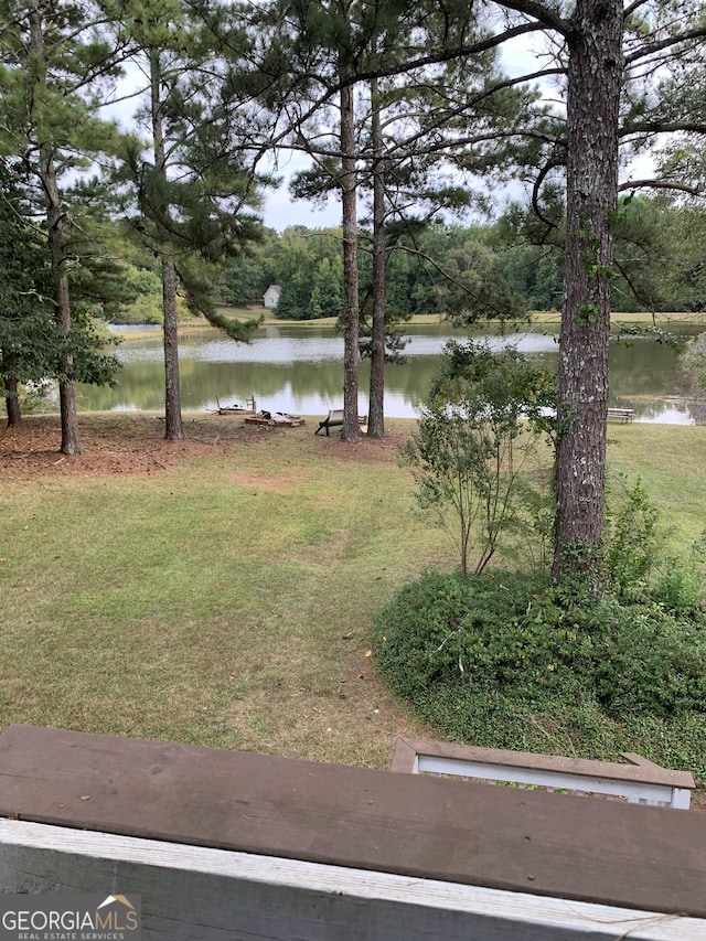 view of yard featuring a water view