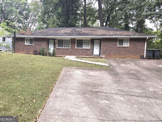 ranch-style home with a front yard