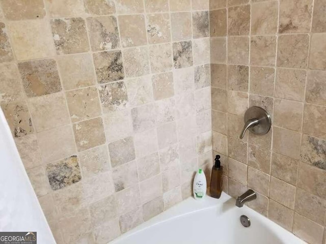 bathroom with tiled shower / bath