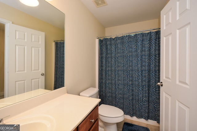 bathroom with a shower with curtain, vanity, and toilet