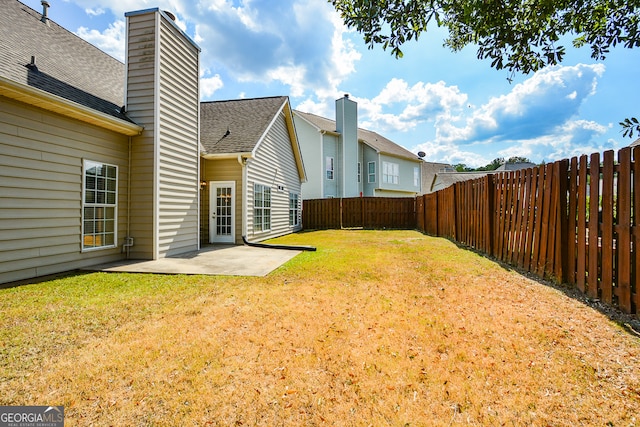 view of yard featuring a patio