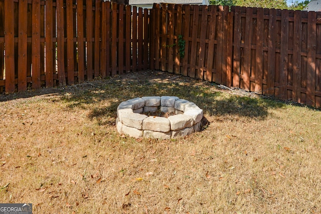 view of yard featuring an outdoor fire pit