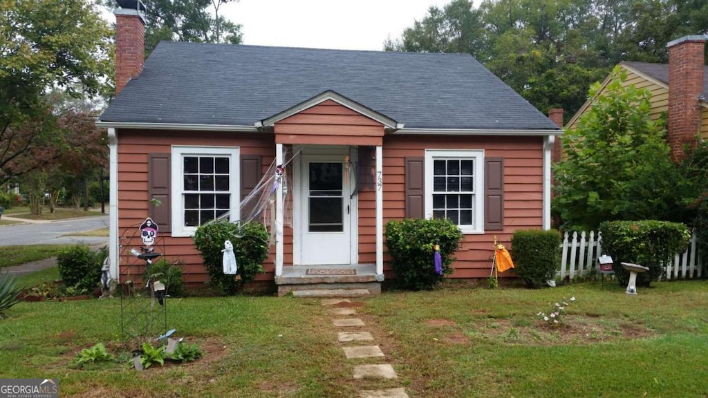 view of front facade featuring a front lawn