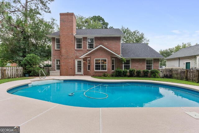 view of swimming pool