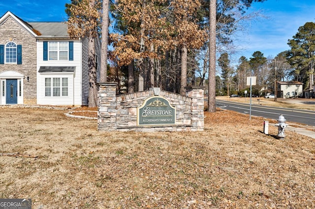 community sign with a yard