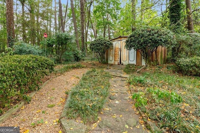 view of yard with a shed