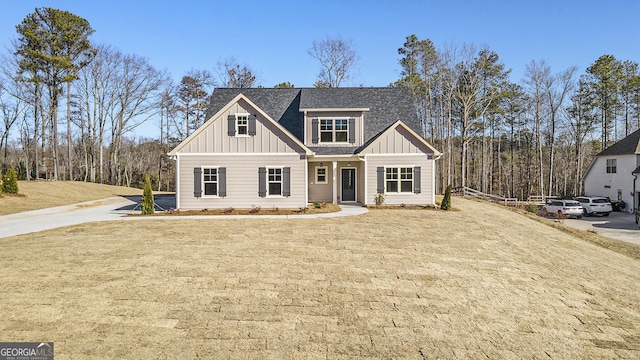 view of front of property featuring a front yard