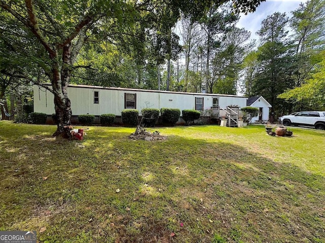 manufactured / mobile home with a front yard