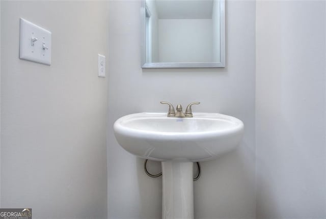 bathroom featuring a sink