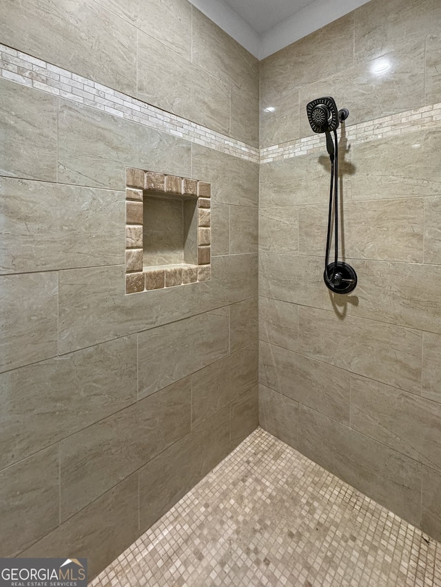 bathroom featuring a tile shower