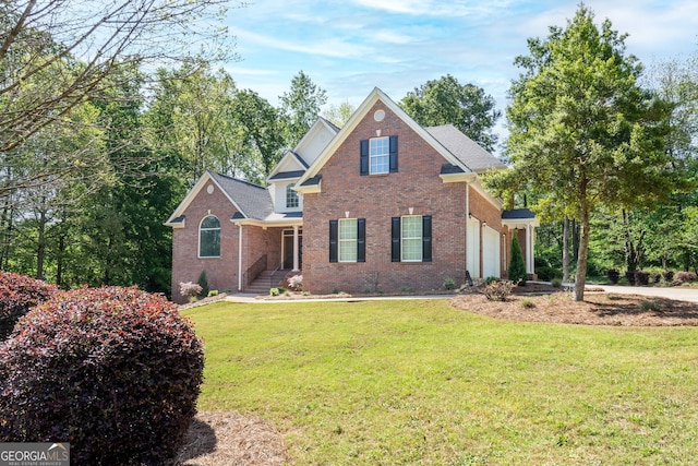 view of front of property featuring a front lawn