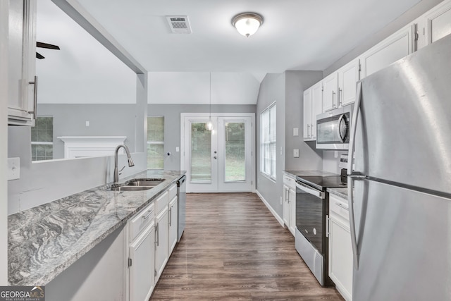 kitchen with white cabinets, appliances with stainless steel finishes, dark hardwood / wood-style flooring, sink, and ceiling fan