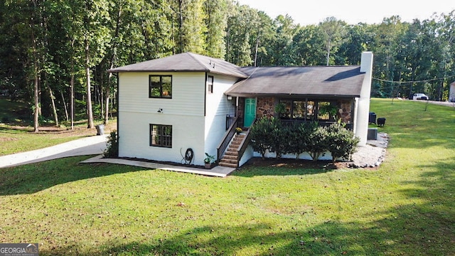 view of front of house featuring a front yard