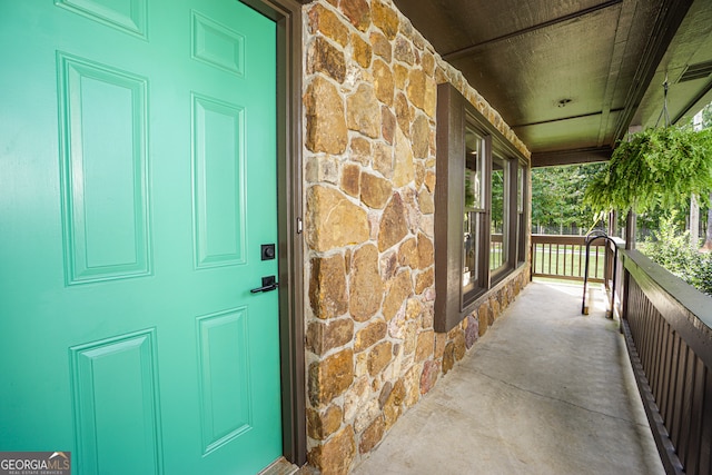 entrance to property featuring a porch