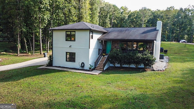 tri-level home with a front yard