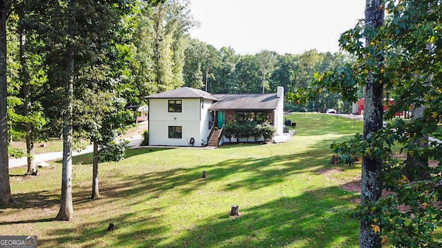 view of front of property with a front lawn