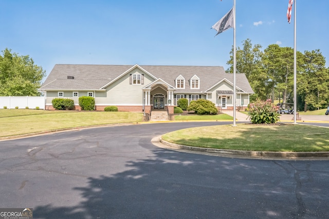 view of front of house featuring a front yard