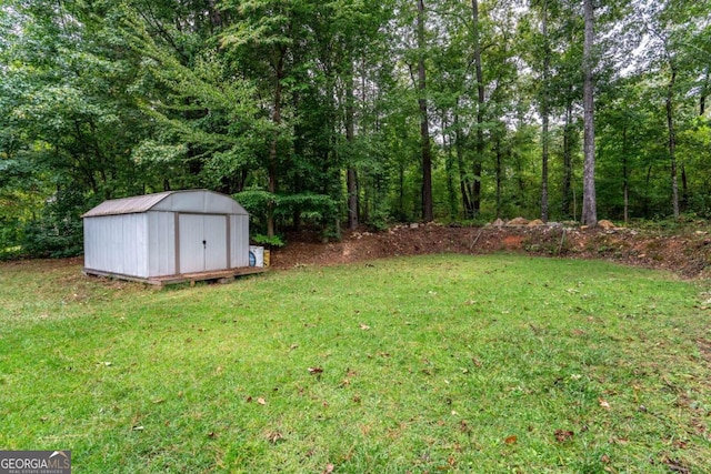 view of yard featuring a shed