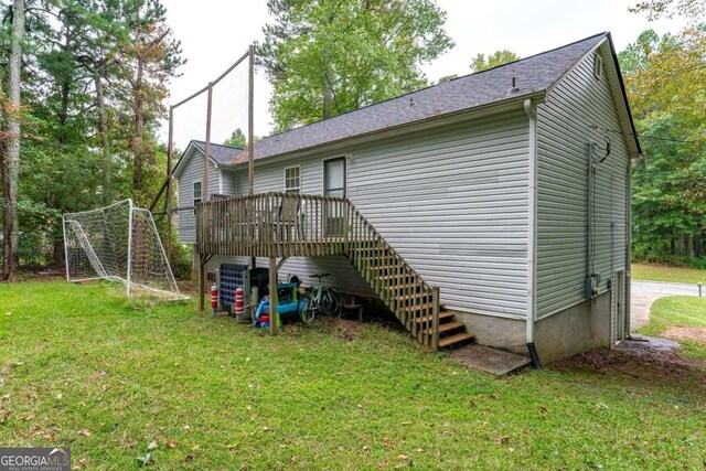 view of yard featuring a storage unit