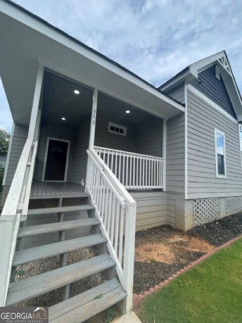 entrance to property featuring covered porch