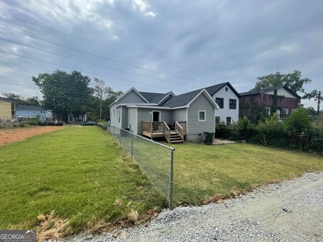 view of front facade with a front yard