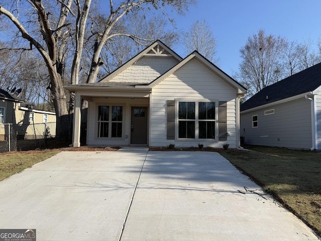 view of front of property featuring a front yard and fence