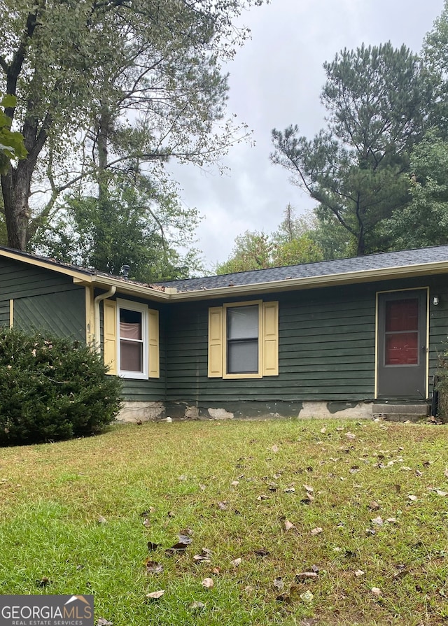 single story home with a front yard