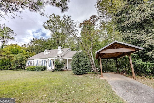 view of front of home featuring a front lawn and a carport