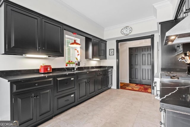 kitchen with range hood, ornamental molding, light tile patterned floors, and decorative light fixtures