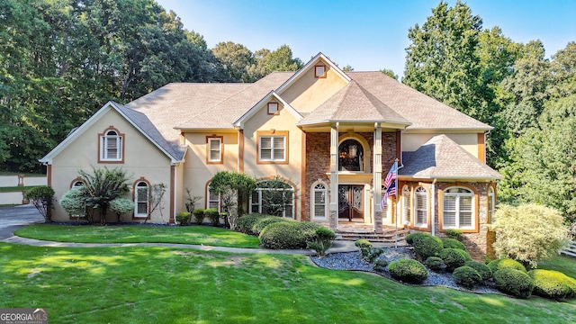 view of front of house featuring a front lawn