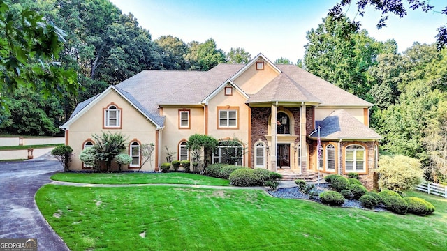 view of front of house featuring a front lawn