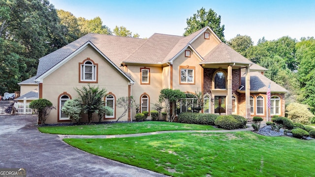 view of front of home featuring a front lawn