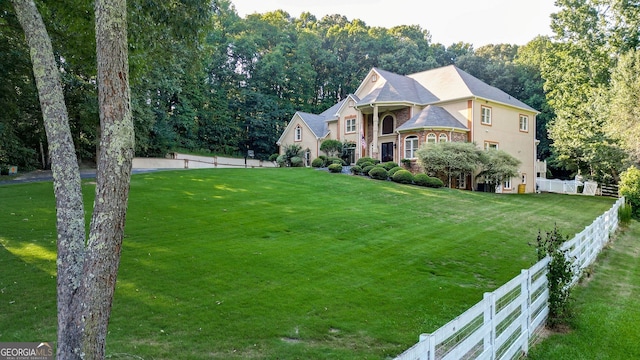 view of front facade featuring a front lawn