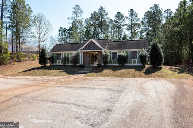 ranch-style home with a front yard and covered porch