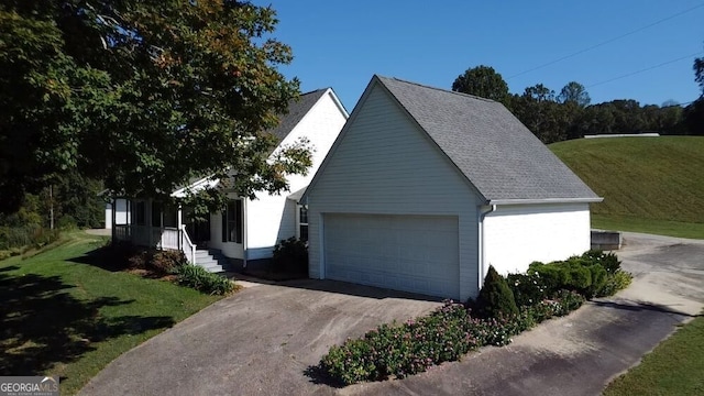 view of front of house featuring a front lawn and a garage