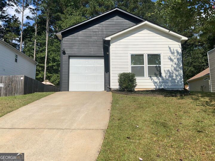 view of front facade featuring a garage and a front lawn