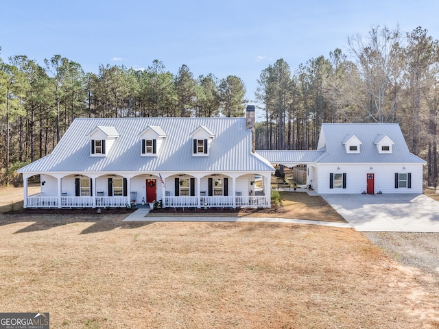 new england style home featuring a porch